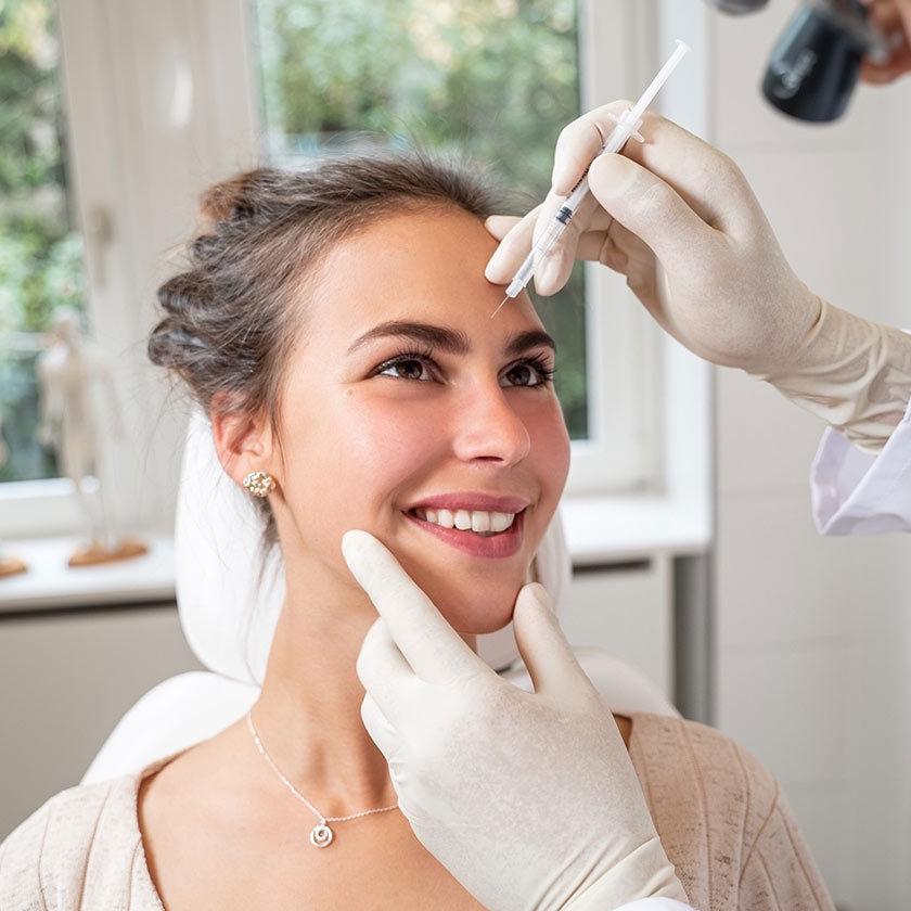 Patientin während einer ästhetischen Behandlung in der Praxis HNO am Neckar Heidelberg