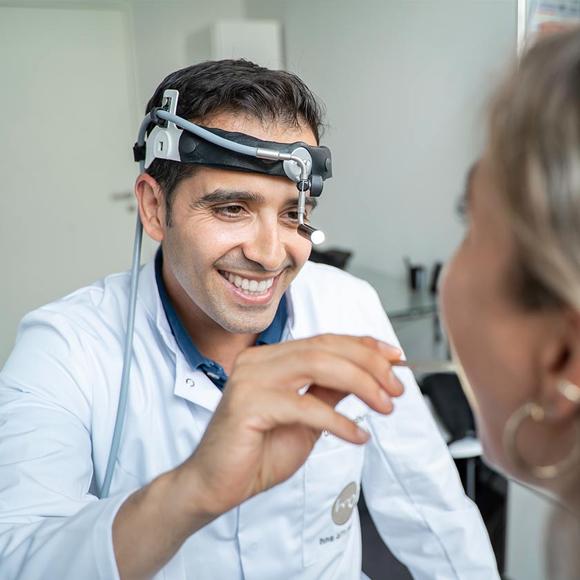 Dr. Choudhry während der Untersuchung einer Patientin 