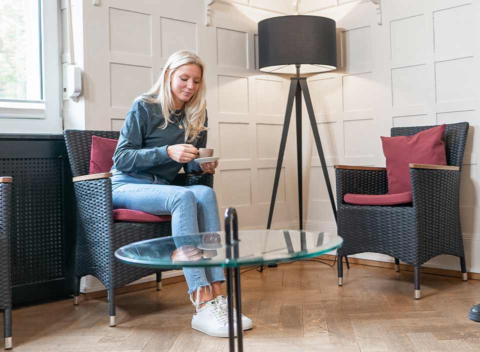 Patientin im Wartebereich der Praxis HNO am Neckar Heidelberg Neuenheim