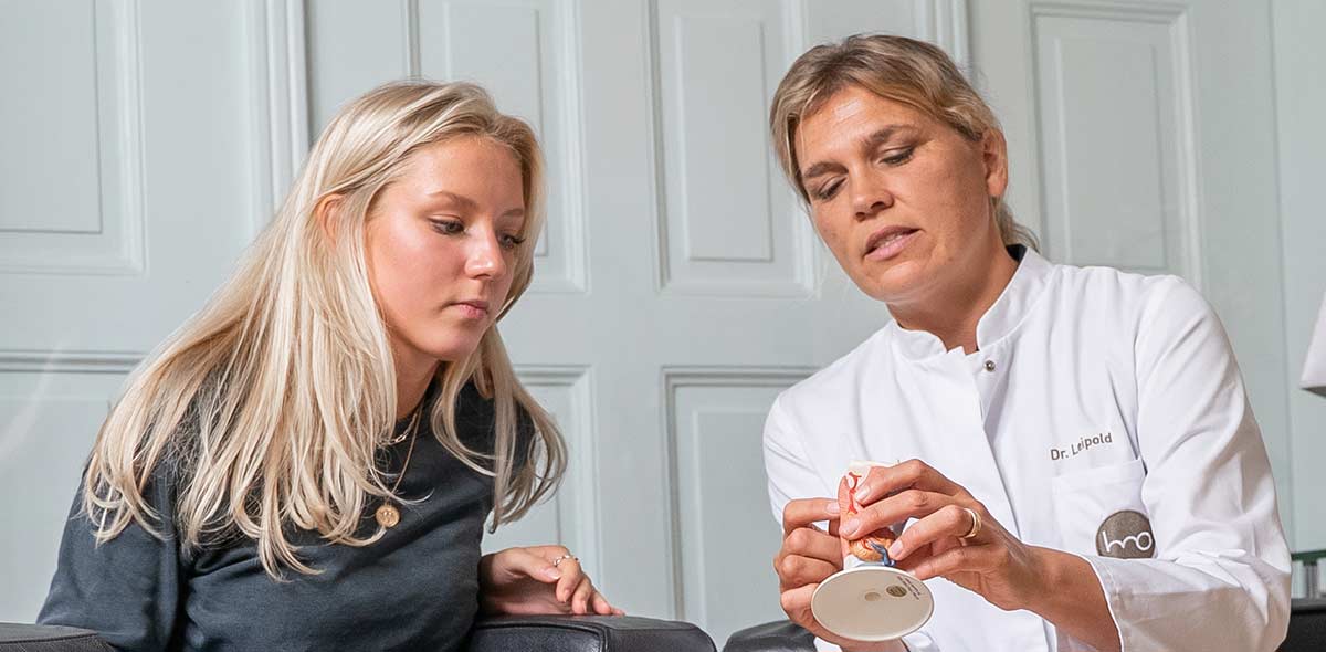 Dr. Leipold im Beratungsgespräch in der Praxis HNO am Neckar Neuenheim