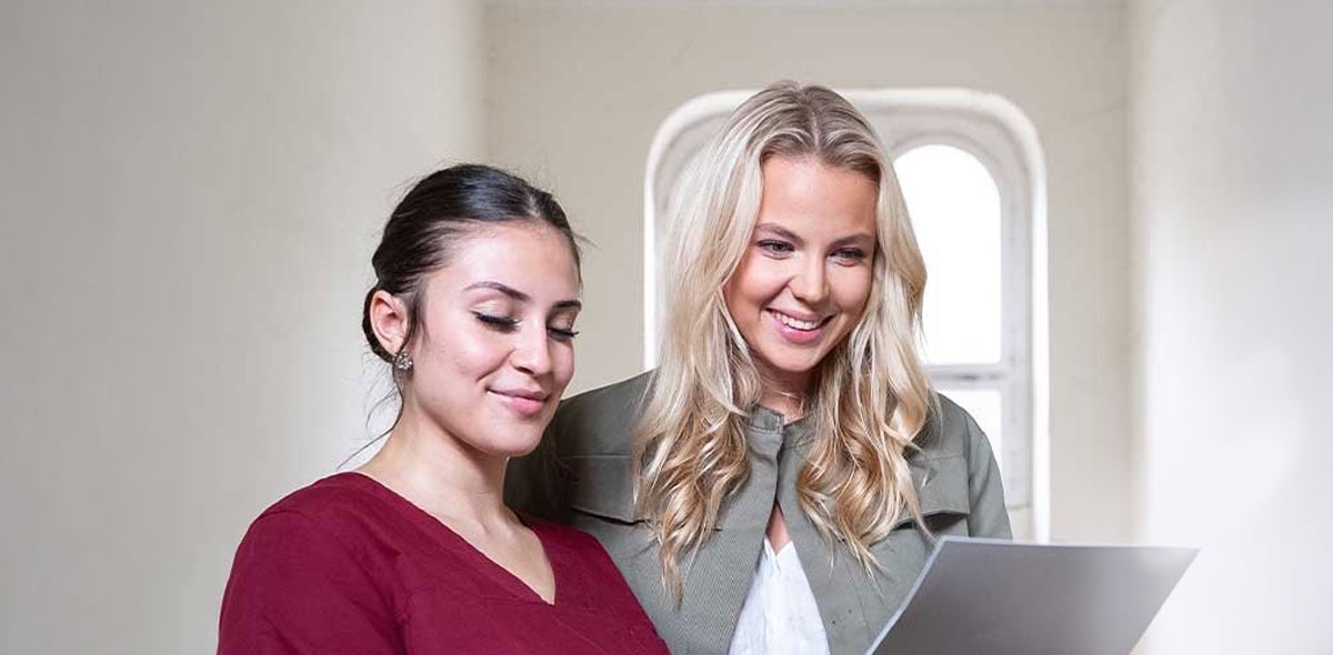 Patientin im Gespräch mit Mitarbeiterin in der Praxis HNO am Neckar. 