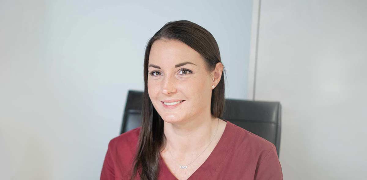 Mitarbeiterin am Emfpangsbereich der Praxis HNO am Neckar