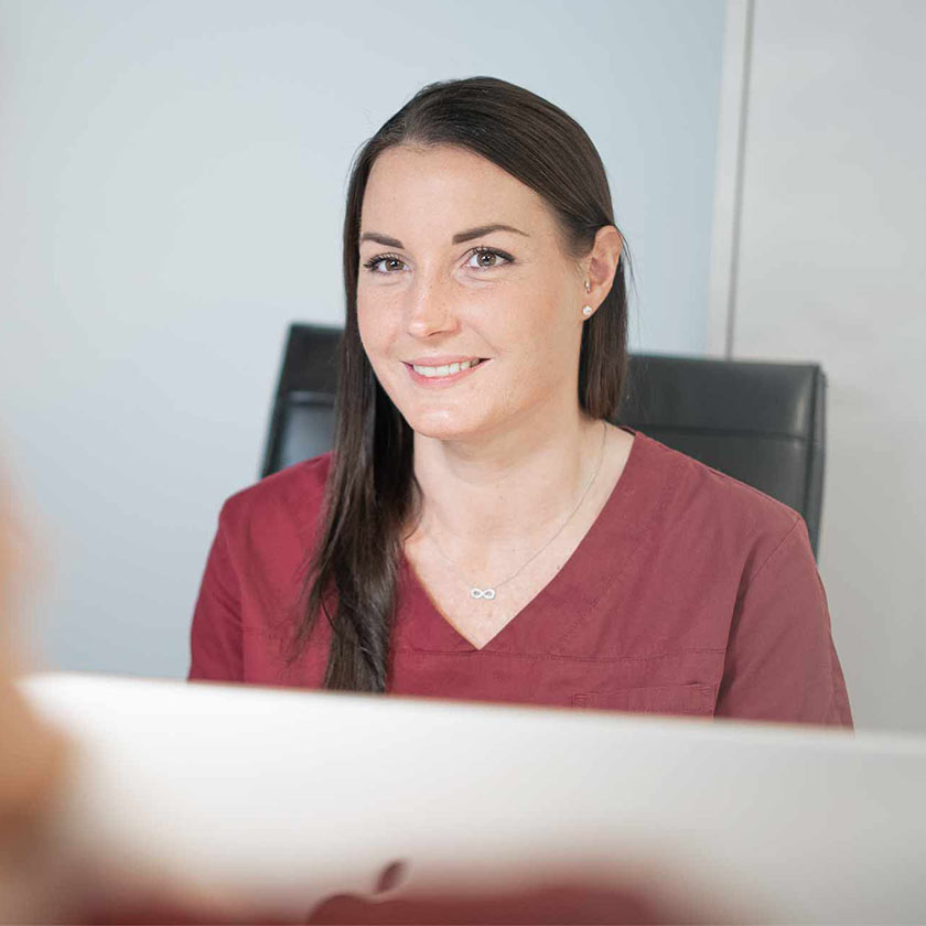 Mitarbeiterin am Empfang der Praxis HNO am Neckar Heidelberg. 