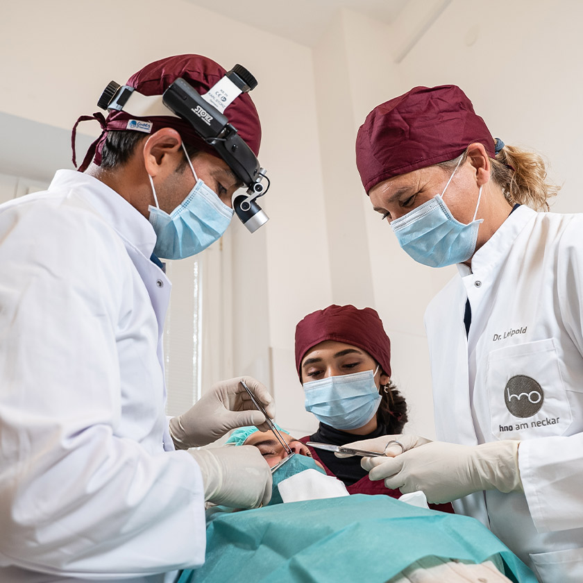 Dr. Choudhry und Dr. Leipold während einer Operation.