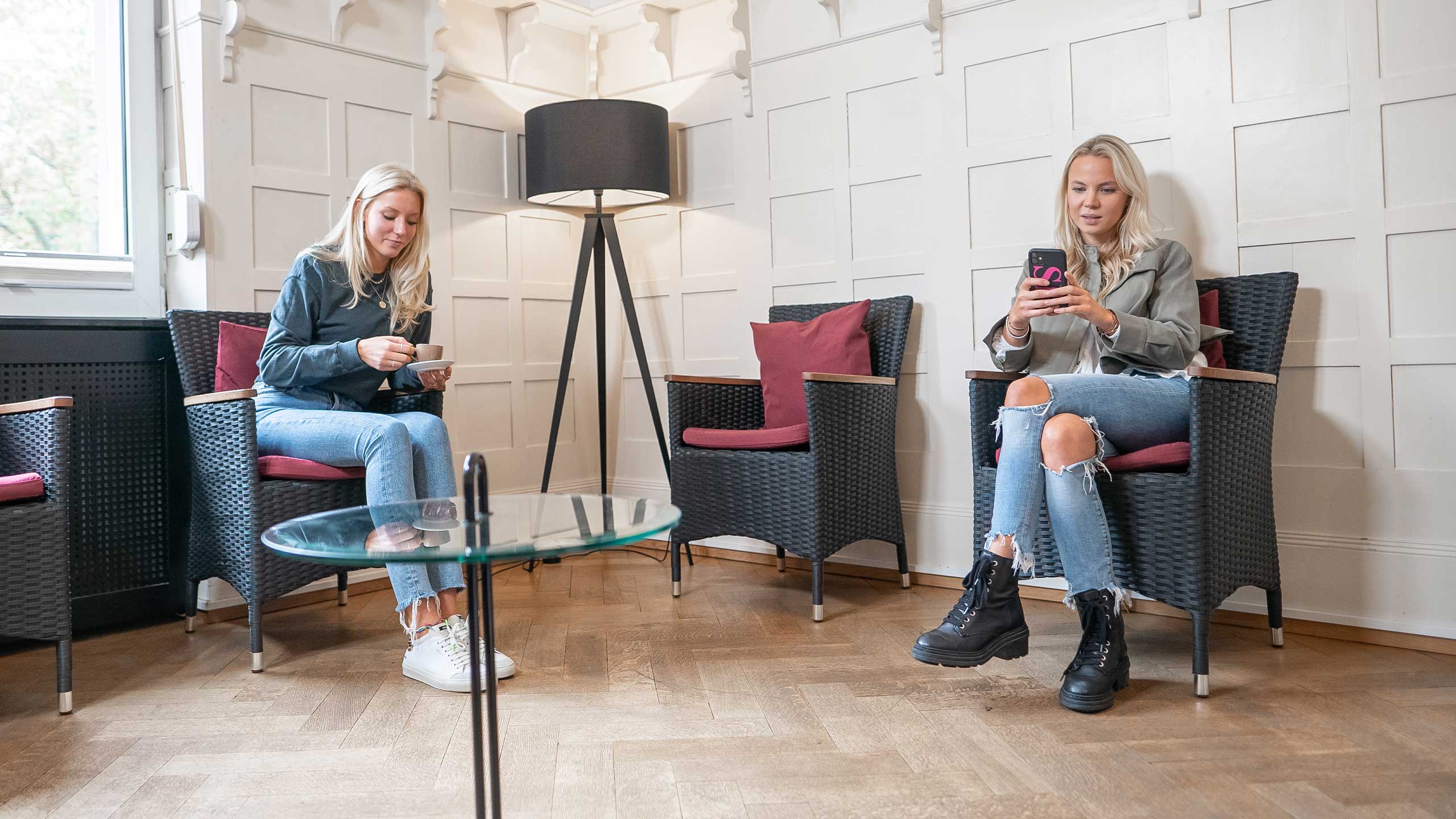 Patientinnen im Wartezimmer der Praxis HNO am Neckar in Heidelberg-Neuenheim