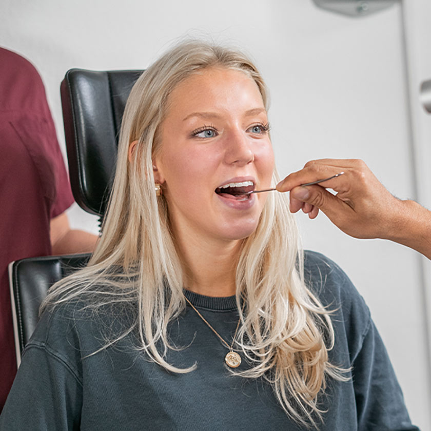 Patientin während der Behandlung auf dem Behandlungsstuhl in der Praxis HNO am Neckar